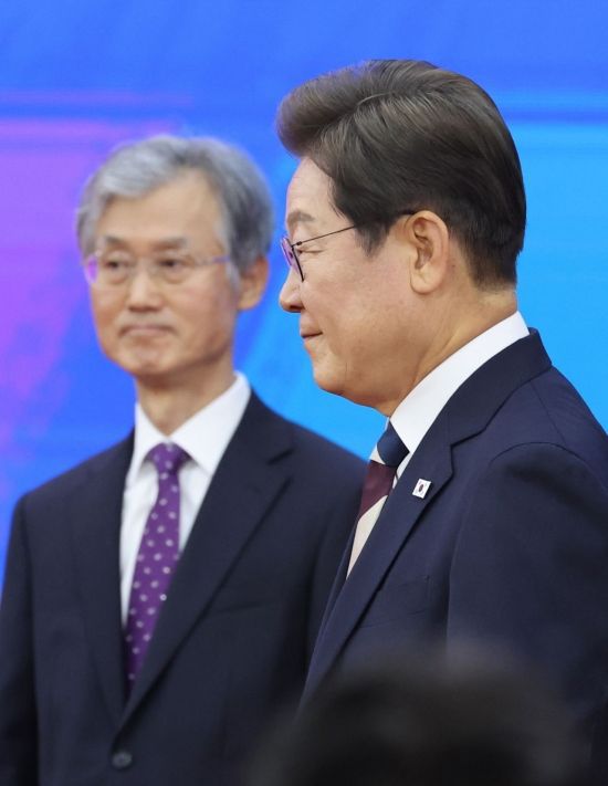 이재명 대통령이 지난 6월 4일 오전 서울 여의도 국회 로텐더 홀에서 취임선서식을 마친 뒤 조희대 대법원장 등과 인사한 뒤 이동하고 있다. 국회사진기자단