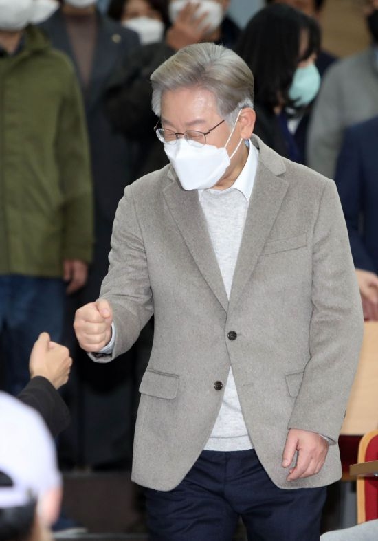 더불어민주당 이재명 대선 후보가 5일 오후 대구 경북대학교에서 '청년이 묻고 이재명이 답하다. 경북대학생들과의 대화'에 참석해 참석한 대학생들과 인사하고 있다. [이미지출처=연합뉴스]