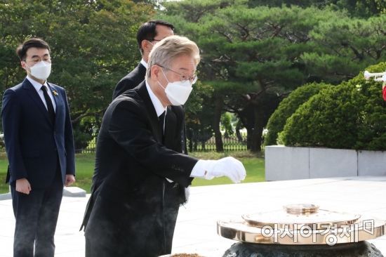 대선출마를 공식 선언한 이재명 경기도지사가 1일 서울 동작구 국립서울현충원을 방문, 현충탑을 참배하고 있다./국회사진기자단