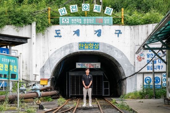 탄광 시설 보수 작업을 담당했던 광부 황경석 씨가 2025년 6월 30일 폐광한 강원도 삼척시 대한석탄공사 도계광업소 갱구 앞에서 지난 7일 사진촬영을 하고 있다. 강진형 기자