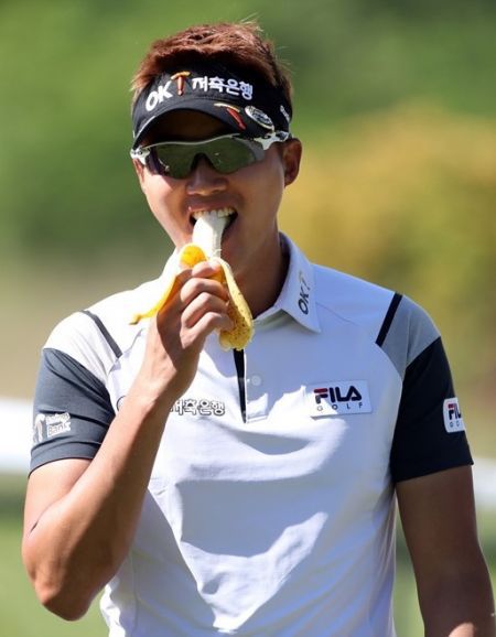 걷기 골프를 할 때는 음료와 간식을 통해 에너지를 보충한다.