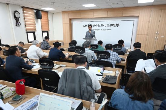 윤상희 환경자원국장이 10일 기자회견을 통해 '자원회수시설 현대화사업'과 관련한 보상금 지급 경과를 설명하고 있다. 의정부시 제공