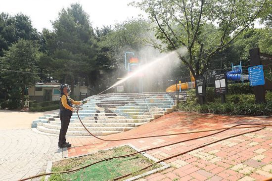 지난해 여름 러브버그 발생 대비 민관 긴급방역활동 현장. 아시아경제DB