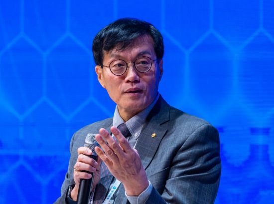 이창용 한국은행 총재가 1일 오전 서울 중구 대한상의 국제회의장에서 '경제 패러다임의 변화와 한국경제의 대응 방안'을 주제로 열린 한은-대한상의 공동세미나에서 신현송 국제결제은행(BIS) 수석 이코노미스트 겸 조사국장과 대담하고 있다. [이미지출처=연합뉴스]