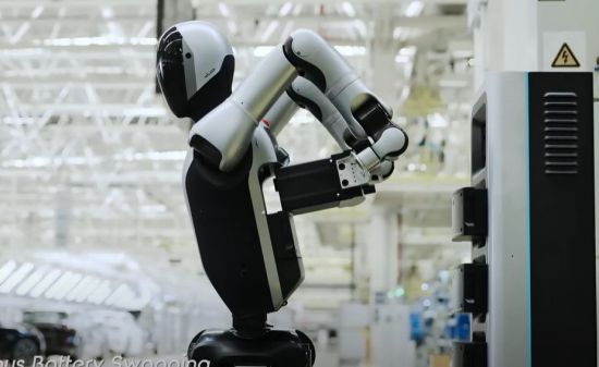 중국 유비테크의 휴머노이드 로봇 '워커 S2'가 스스로 충전된 배터리를 교환하고 있다. 유비테크 유튜브 캡처