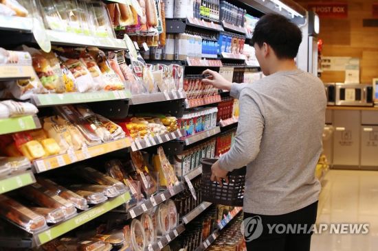 한 청년이 편의점에서 음식을 고르고 있다. 사진은 기사 중 특정표현과 관계 없음. [이미지출처=연합뉴스]