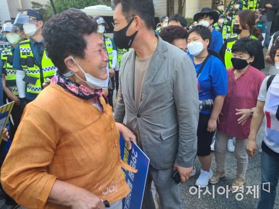 전두환 씨의 재판이 25분만에 종료되자, 한 시민이 눈물을 흘리며 울분을 토하고 있다. 박진형 기자