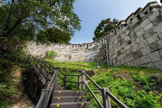 곡장으로 안전하게 이동할 수 있도록 마련된 목재계단