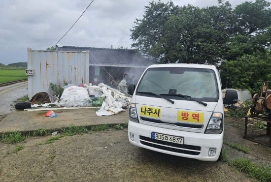 전라남도는 최근 집중호우에 따른 침수지역 증가로 수인성감염병의 발생 가능성이 높아지면서 방역 비상체제에 돌입했다. 전남도 제공
