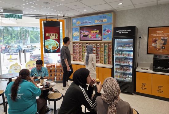 이마트24 말레이시아 100호점(코타다만사라점) 매장 내부의 모습. 이마트24 제공.