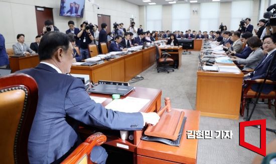 22일 국회에서 열린 행정안전위원회 전체회의에서 김교흥 위원장이 의사봉을 두드리고 있다. 사진=김현민 기자 kimhyun81@