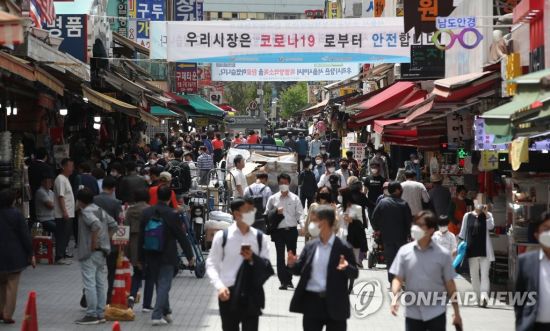 1차 긴급재난지원금 지급된 지 이틀째인 지난 5월14일 서울 중구 남대문시장이 시민들로 북적이고 있는 모습. / 사진=연합뉴스