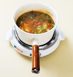 7. 대파, 풋고추, 홍고추를 넣어 한소끔 끓인다.