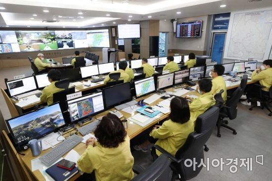 장맛비에 5호 태풍 장미까지 북상 중인 9일 서울 서초구 한강홍수통제소에서 직원들이 휴일 비상근무를 하고 있다. /문호남 기자 munonam@