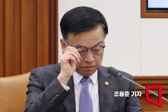 최상목 경제부총리 겸 기획재정부 장관이 15일 서울 종로구 정부서울청사에서 열린 비상경제장관회의에 참석, 안경을 만지고 있다. 사진=조용준 기자 jun21@