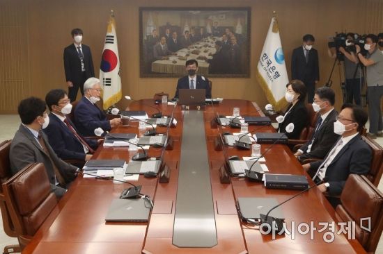 이창용 한국은행 총재가 25일 서울 중구 한국은행에서 열린 금융통화위원회 정기회의를 주재하고 있다. /사진공동취재단