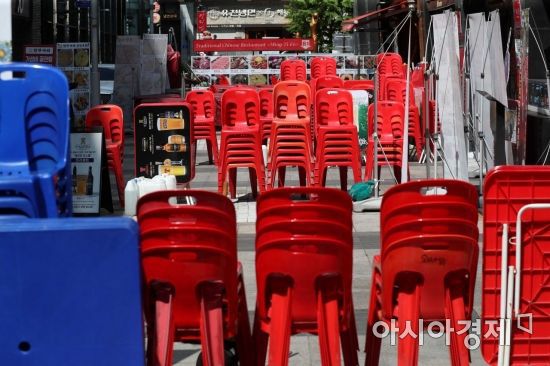 거리두기 연장에 명동 분위기는 가라앉아 있다. /문호남 기자 munonam@