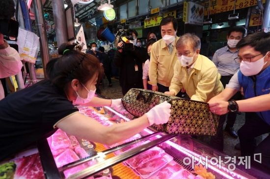 중기부는 코로나 상생 국민지원금 지급 개시와 추석 명절을 맞아 전통시장 활력 회복 장보기 행사를 가졌다. /문호남 기자 munonam@