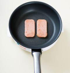 2. 햄은 0.5cm 두께로 썰어 노릇노릇하게 지지고 통조림은 틀로 쓴다.