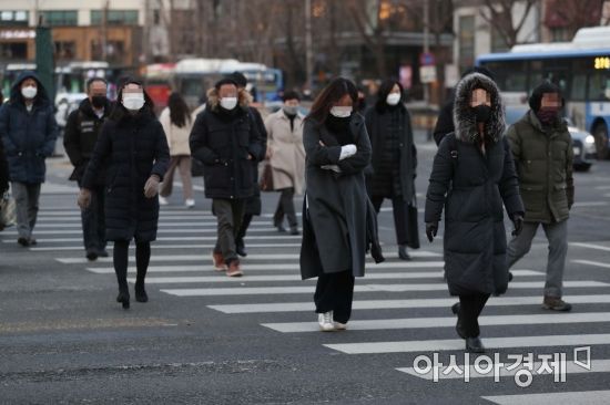 절기상 입춘(立春)인 3일 서울 광화문 사거리에서 두꺼운 옷을 입은 시민들이 발걸음을 재촉하고 있다. /문호남 기자 munonam@