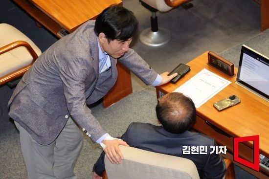 하태경 국민의힘 의원이 지난 5월30일 국회에서 열린 본회의에서 윤재옥 원내대표와 대화하고 있다. 사진=김현민 기자 kimhyun81@
