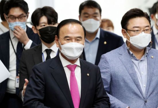 국회 국토교통위원회 위원 당시 피감기관들로부터 공사를 특혜 수주했다는 의혹이 제기된 국민의힘 박덕흠 의원이 해명 기자회견을 위해 21일 서울 여의도 국회 소통관으로 입장하고 있다. [이미지출처=연합뉴스]