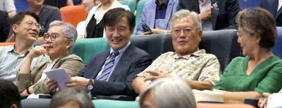 문재인 전 대통령 내외와 조국혁신당 조국 혁신정책연구위원장 등이 24일 오후 경남 양산시 물금읍 메가박스 양산증산점에서 영화 '다시 만날, 조국' 관람을 앞두고 객석에 앉아 있다. 왼쪽 두 번째부터 더불어민주당 최강욱 교육연수원장, 조국 위원장, 문 전 대통령, 김정숙 여사. 연합뉴스