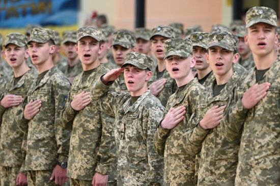 러시아의 우크라이나 침공이 한창인 7일 리비우에서 열린 크루티 히어로즈 리비우 리세움 졸업식에서 생도들이 우크라이나 국가를 부르고 있다.  AFP·연합뉴스