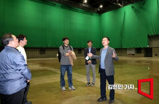 조현래 한국콘텐츠진흥원장이 23일 대전 한국콘텐츠진흥원 스튜디오큐브에서 아시아경제와 인터뷰하고 있다. 사진=김현민 기자 kimhyun81@