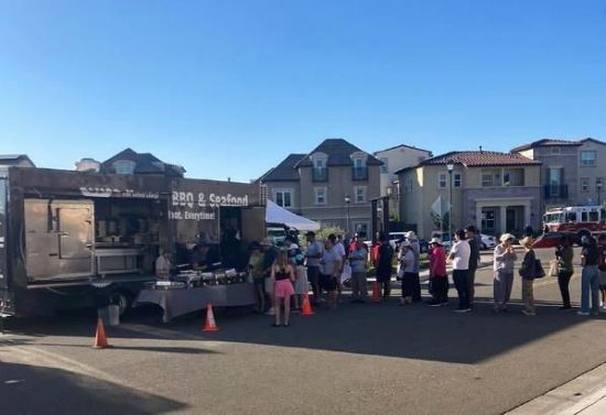 OLHSO Truck에 줄 서있는 고객들