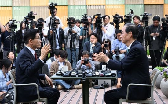 김문수 국민의힘 대선후보와 한덕수 무소속 예비후보가 8일 국회 강변서재에서 만나 단일화와 관련된 대화를 하고 있다. 2025.5.8 김현민 기자