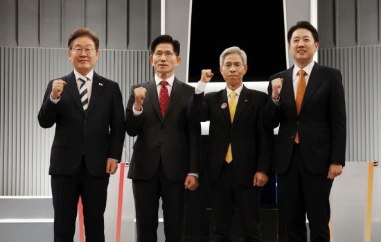 23일 서울 영등포구 KBS본관 스튜디오에서 열린 중앙선거방송토론위원회 주관 제21대 대통령선거 2차 후보자토론회에 앞서 후보들이 기념촬영을 하고 있다. 왼쪽부터 이재명 더불어민주당, 김문수 국민의힘, 이준석 개혁신당, 권영국 민주노동당 대선 후보. 국회사진기자단