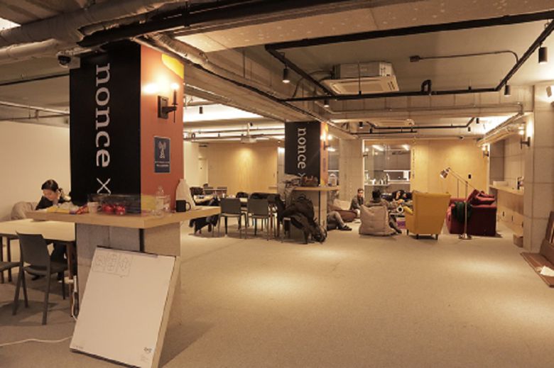 논스 로비. 안쪽으로 들어가면 부엌과 세탁실이 나온다. 왼편에는 회의실로 사용할 수 있는 공간이 있다. (사진=스냅타임)