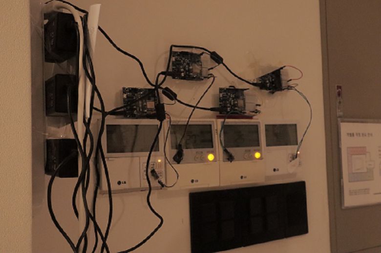 방마다 일조량이 달라 IoT 디바이스를 다 설치했다. 가습기도 사야한다며 바쁜 시간을 보내고 있다고 말했다. IoT 디바이스는 거주자들끼리 직접 설치하고 달았다. (사진=스냅타임)