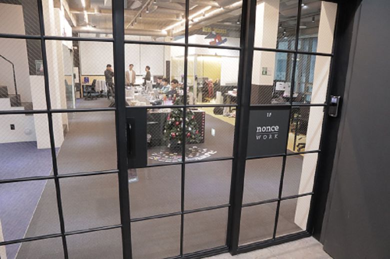 논스 1층, 사람들이 모여서 일하는 공간이다. 방문했을 때도 여러명이 바쁘게 일하고 있었다.(사진=스냅타임)