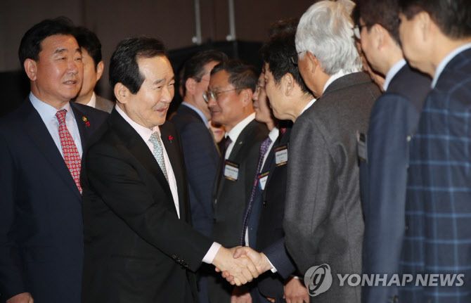 ▲정세균 국무총리가 17일 오후 서울 여의도 63컨벤션센터에서 방송통신 유관단체장과 언론 방송사 대표 등이 참석해 열린 방송통신인 신년인사회에서 시루떡 컷팅을 준비하고 있다. 연합뉴스 제공▲정세균 국무총리가 17일 서울 여의도 63컨벤션센터에서 방송통신 유관단체장과 언론 방송사 대표 등이 참석해 열린 방송통신인 신년인사회에서 참석자들과 인사하고 있다. 연합뉴스 제공