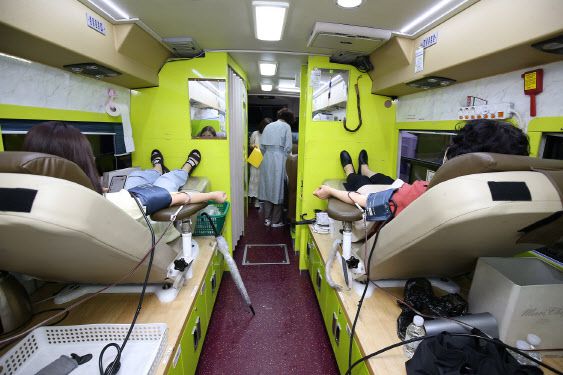 신천지 대구교회 신자 546명이 지난 13일부터 17일까지 신종 코로나바이러스 감염증(코로나19) 혈장 치료제 생산을 위한 단체 혈장 공여에 참여, 이 중 409명이 채혈을 마쳤다. 지난 13일 오전 신천지예수교회 성도들이 경북대병원 대한적십자사 차량 안에서 혈장 공여를 하고 있다. (사진=신천지예수교회)