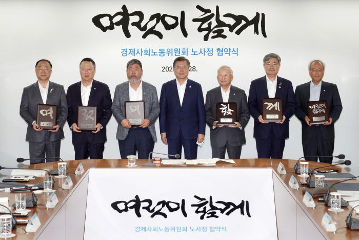 홍남기(왼쪽부터) 경제부총리 겸 기획재정부 장관, 박용만 대한상의 회장, 김동명 한국노총 위원장, 문재인 대통령, 손경식 경총 회장, 이재갑 고용노동부 장관, 문성현 경사노위 위원장. (사진=연합뉴스)