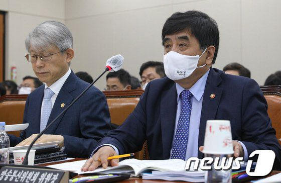 ▲최기영 과학기술정보통신부 장관(왼쪽)과 한상혁 방송통신위원회 위원장이 28일 오전 서울 여의도 국회에서 과학기술정보방송통신위원회 전체회의에 참석해 있다. 뉴스1 제공