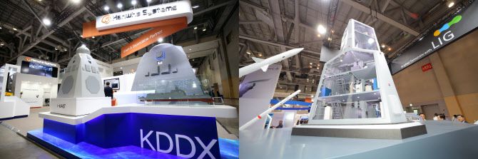 한화시스템(왼쪽)과 LIG넥스원이 각각 내세우고 있는 KDDX 통합마스트 모형. (사진=각사)