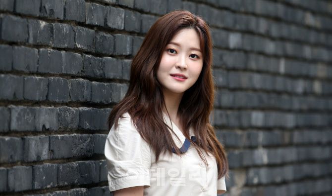 [이데일리 방인권 기자] 창작 뮤지컬 ‘어쩌면 해피엔딩’에서 클레어 역을 열연하고 있는 배우 한재아가 22일 오후 서울 종로구 동숭동의 한 카페에서 진행된 이데일리와의 인터뷰에 앞서 포즈를 취하고 있다.