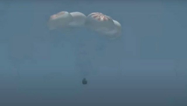 크루드래곤이 해상착륙을 시도하기 위해 낙하산을 펼친 모습.(사진=스페이스X)