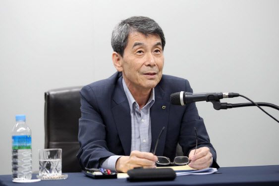 이동걸 산업은행 회장이 3일 온라인 기자간담회에서 아시아나항공 인수 문제와 관련한 입장을 밝히고 있다.(사진=연합뉴스)