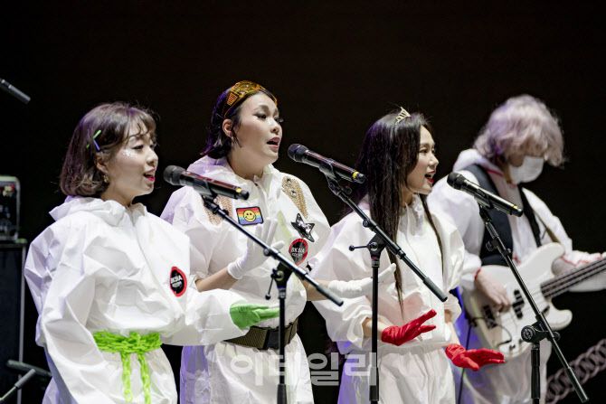 국립극장 ‘2020 여우락(樂) 페스티벌’ 중 이날치 ‘들썩들썩 수궁가’ 공연 장면(사진=국립극장).