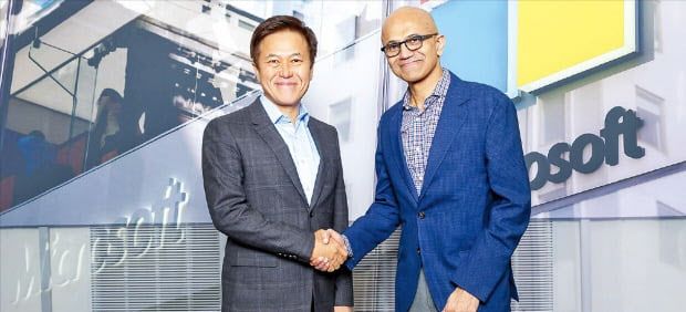 ▲지난해 박정호 SK텔레콤 사장(왼쪽)과 사티아 나델라 마이크로소프트 대표가 양사 협력 방안을 논의한 뒤 악수하고 있다. SK텔레콤 제공