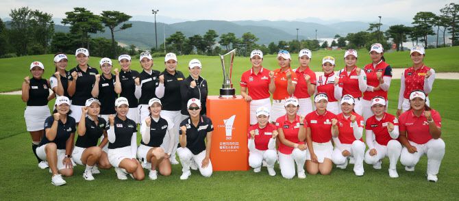 박인비 인비테이셔널 대회에 참가한 선수들이 우승트로피 앞에서 기념촬영하고 있다. (사진=연합뉴스)