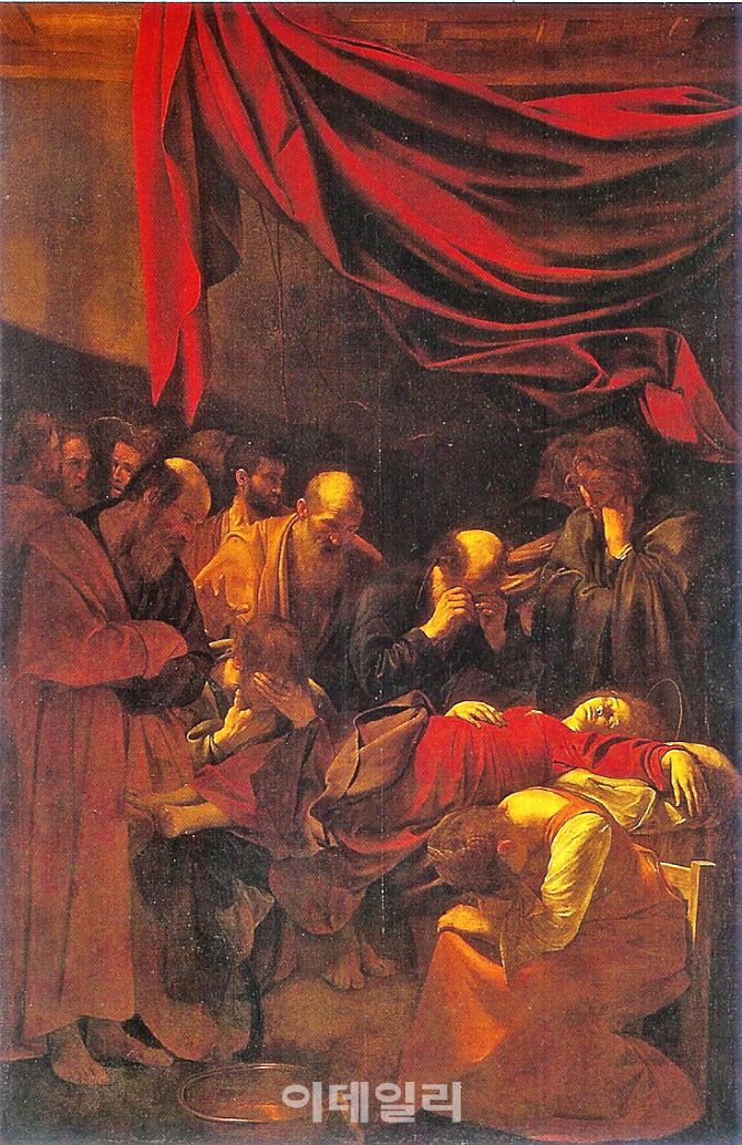 성모 마리아를 불경하게 그렸다고 논란이 된 카라바조의 ‘성모 마리아의 죽음’(1605∼1606). 부풀고 푸석한 시신을 묘사한 충격적인 리얼리티에 놀라, 그림을 주문했던 산타 마리아 델라 스칼라 교회조차 거부했다고 전해진다. 프랑스 파리 루브르박물관 소장.