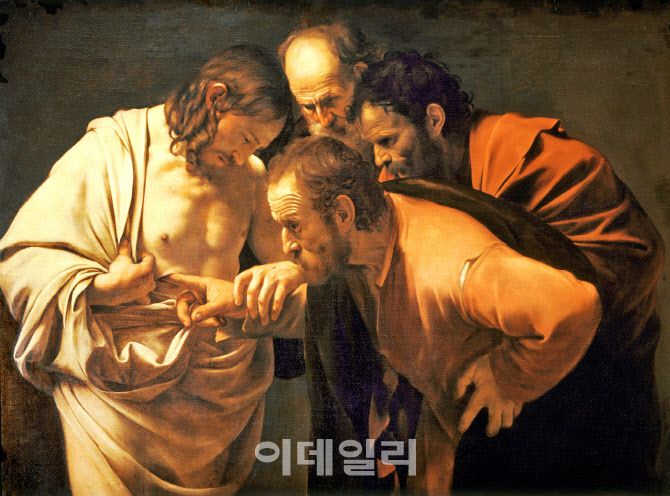 카라바조가 그린 ‘의심하는 도마’(1603). 예수 그리스도의 열두 제자 중 부활을 믿지 못하는 도마가 예수의 옆구리에 난 상처에 손가락을 넣어보고 나서야 믿게 됐다는 이야기(‘요한복음’ 20장 24절) 중 가장 결정적인 장면을 포착했다. 마치 눈앞에서 벌어지는 듯한 생생한 현장감은, 종교화를 풍속화 그리듯 한 카라바조 회화의 ‘혁신’이다. 독일 포츠담 신궁전 소장.