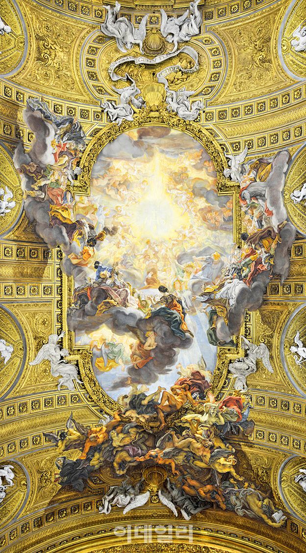 바로크 화가 조반니 바티스타 가울리가 ‘디 소토 인 수’ 기법에 기초해 그린 천장화 ‘예수의 거룩한 이름의 승리’(1670∼1683). 이탈리아 로마 ‘일 제수 교회’의 천장에 프레스코화로 그린 작품은 평면이 입체인 양, 아득한 깊이의 하늘을 배경으로 인물이 승천하거나 추락하는 듯한 환영의 느낌이 강렬하다.