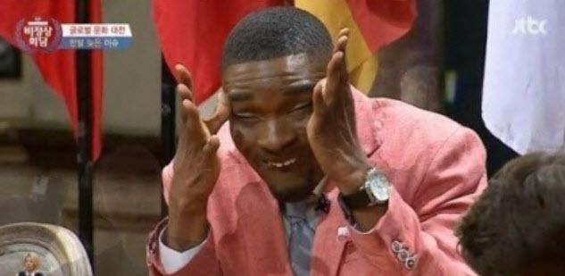 샘 오취리가 지난 2015년 방송된 JTBC ‘비정상회담’에 출연해 동양인 비하 제스처인 ‘눈찢기 동작’을 했다. (사진=JTBC ‘비정상회담’ 방송화면)